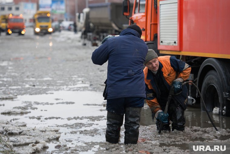 В «НОВОГОР-Прикамье» отмечают, что «ливневку» засоряют воды, которые текут из частного сектора 