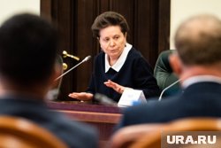 Губернатор ХМАО Комарова и спикер думы Хохряков наградили многодетную семью