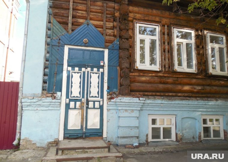 Несколько лет назад здание полностью реставрировали: восстановили деревянные узоры