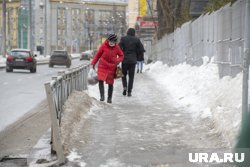 Снежная зима со скачками температур приводит к быстрому обледенению дорог и крыш 