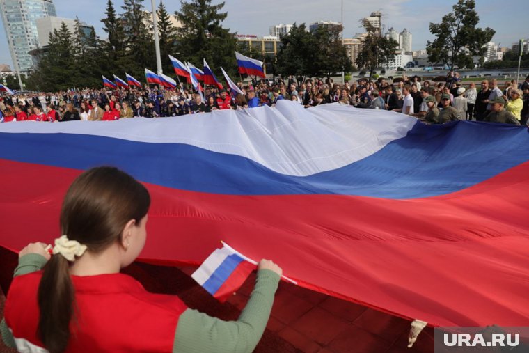 На церемонии развернули девятиметровый триколор