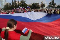 На церемонии развернули девятиметровый триколор