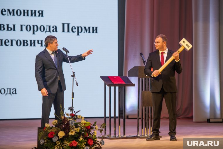 Мэр Перми Соснин получил в подарок от губернатора Махонина молот