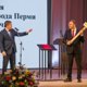 Обматерил полицейских, присягнул с кувалдой и вытер ноги о флаг США: яркие кадры пермской политики