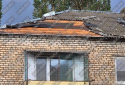 Ветер повредил часть крыши жилого дома