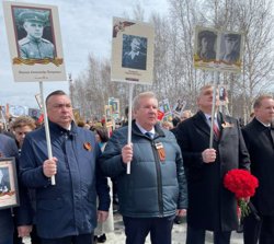 Борис Хохряков с портретом отца