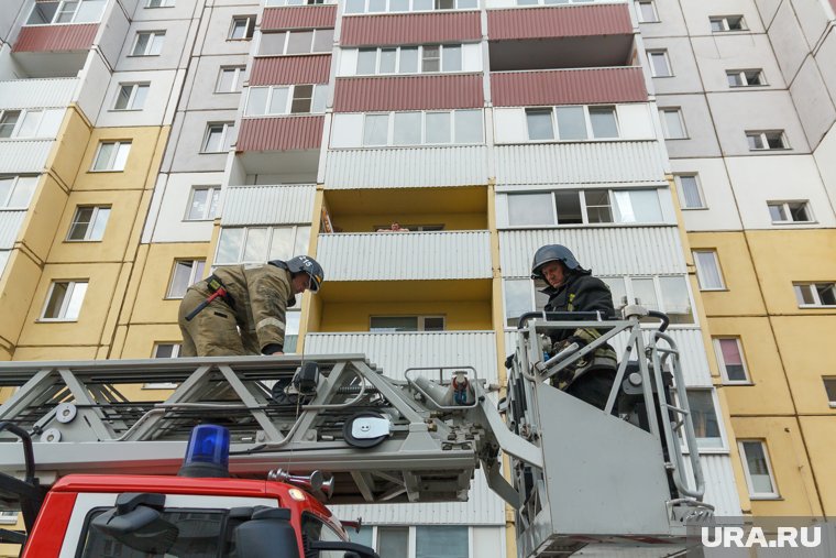 Пожарные спасли из задымленной квартиры маму ребенка