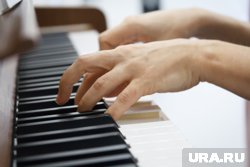 Охранник, имеющий музыкальное образование, играет на фортепиано для ребят в детском саду