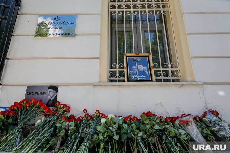 В России несут цветы к посольству Ирана