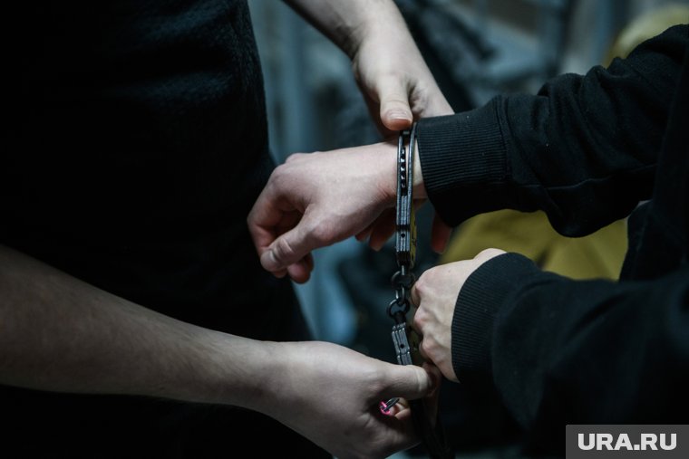 Вандал в ХМАО за сломанный памятник бойцам Донбасса получил условный срок