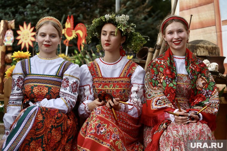 На Цветном бульваре расположились фотозоны в славянском стиле, куда приходили фотографироваться все желающие.