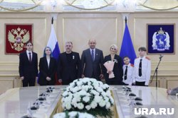 Артем Жога вручал семье Сорокиных медаль «Родительская слава»