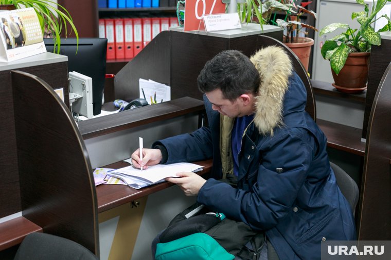В образовательное учреждение нужно взять свой паспорт, свидетельство о рождении и СНИЛС ребенка 