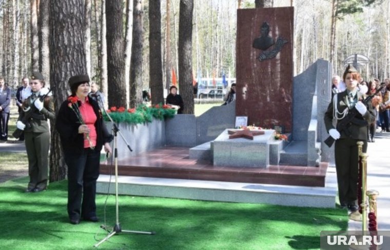 В 2015 году на Зельцовском кладбище в Новосибирске установили памятник герою-фронтовику Константину Власову