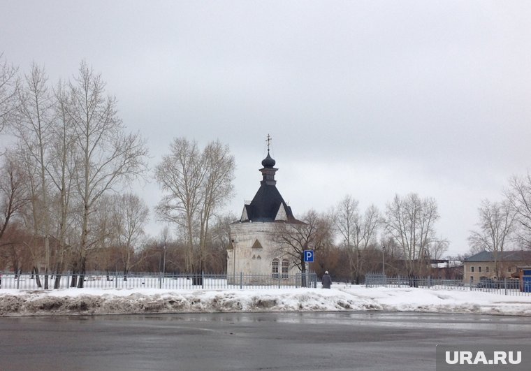 Рабочие курят в освященной часовне, нарушая технику безопасности