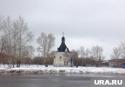 Рабочие курят в освященной часовне, нарушая технику безопасности