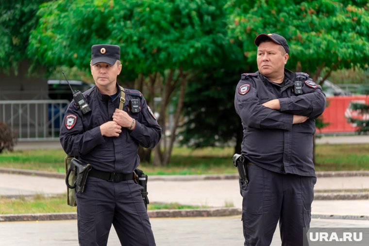 Женщина оскорбила полицейского в присутствии других людей 