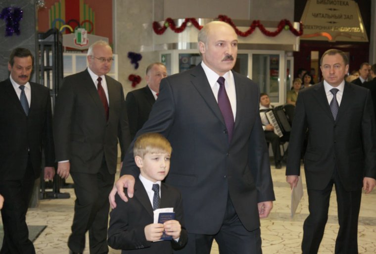 Александр Лукашенко с сыном Николаем принимает участие в голосовании на избирательном участке № 1 центрального района Минска