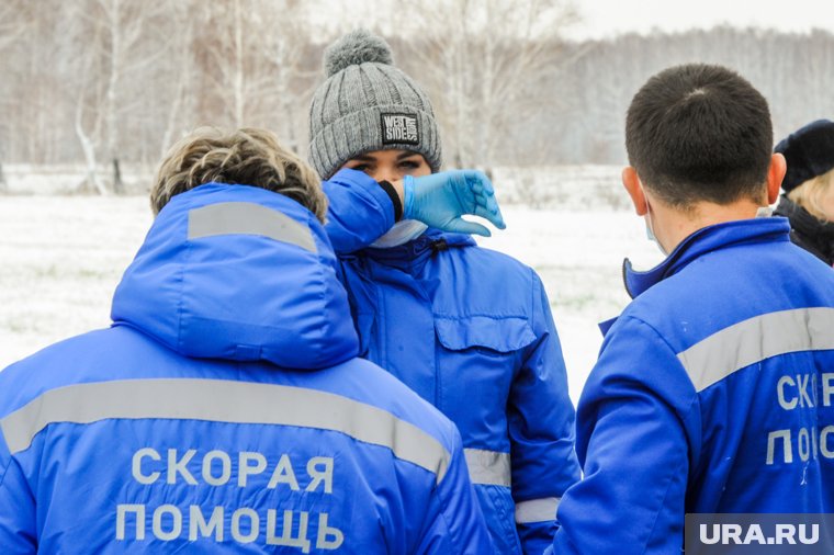 Сотрудники скорой помощи пытались сами добраться до мужчины по снегу, чтобы спасти (архивное фото)