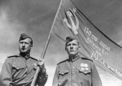 Первыми красноармейцами, водрузившими Знамя Победы над Рейхстагом 1 мая 1945 года, считаются Алексей Берест, Михаил Егоров и Мелитон Кантария