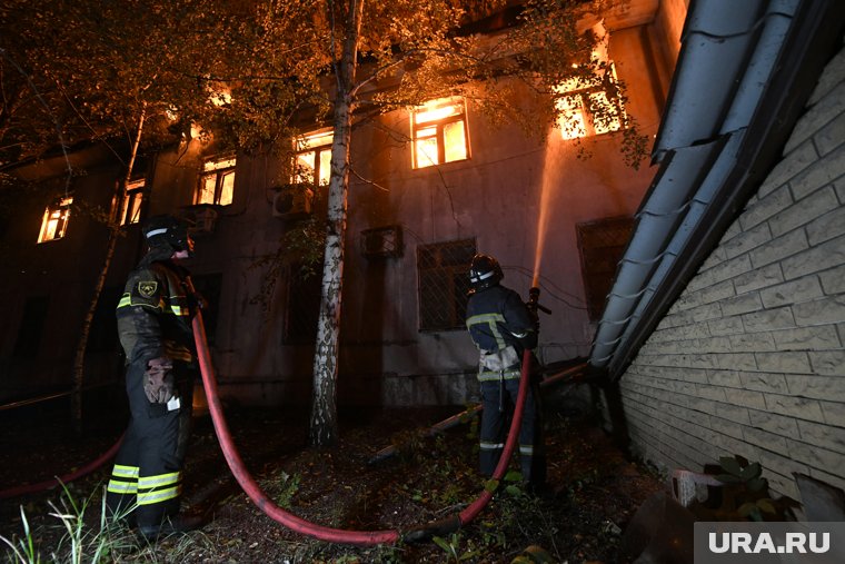 Двое пострадавших в пожаре в здании во Фрязине находятся в больнице