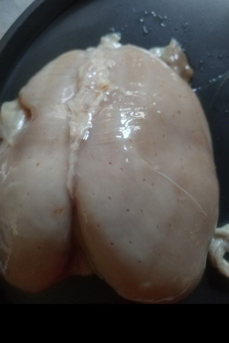 На спинке курицы видны проколы 