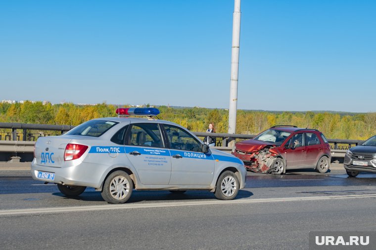 По сообщениям очевидцев, в автомобиль ДПС врезалась легковушка