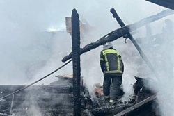 Огонь полностью охватил дом площадью 72 квадратных метра