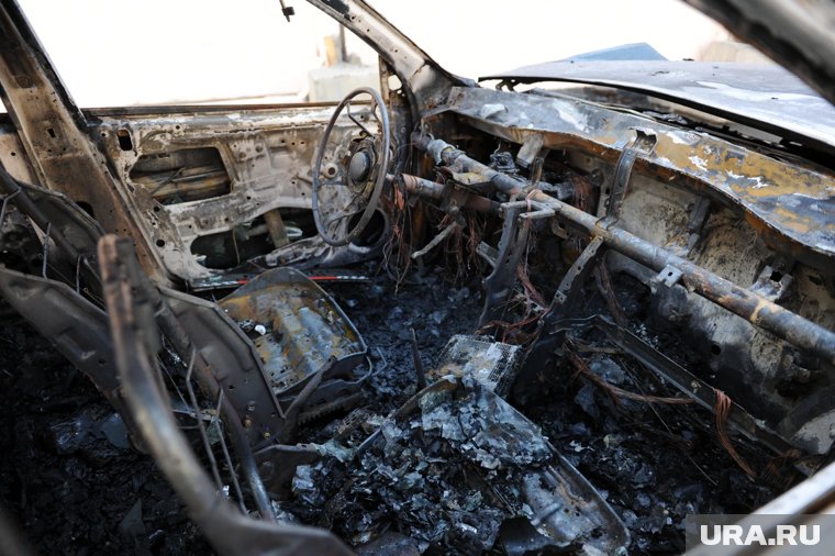 Пожар уничтожил автомобиль в центре Ханты-Мансийска