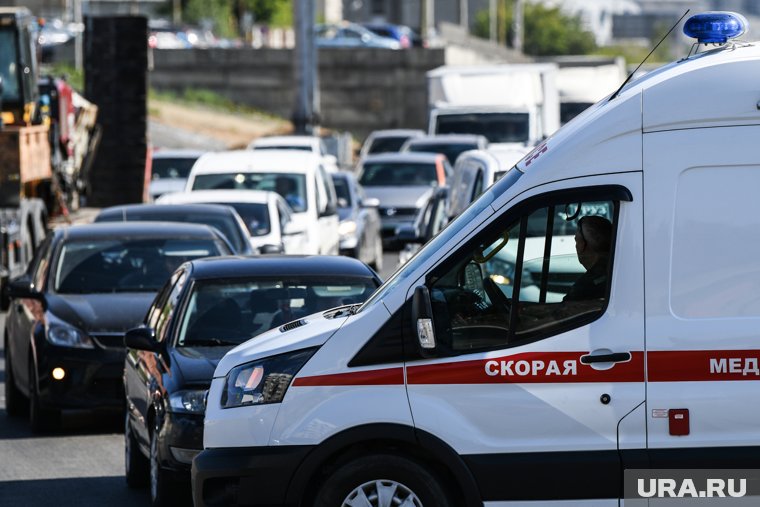 Скорая приехала по вызову прохожих