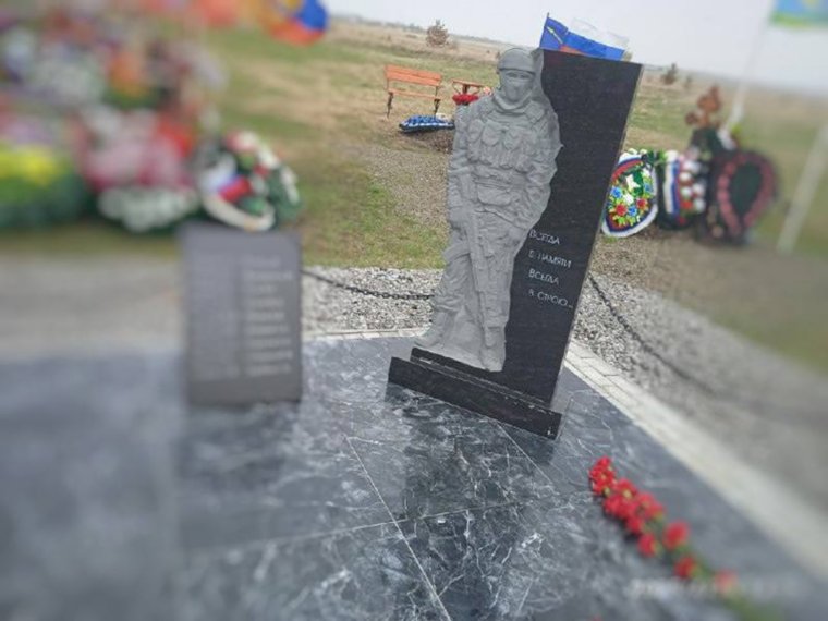 В Щучье на кладбище похоронщица установила мемориал в помять о погибших в ходе СВО бойцах