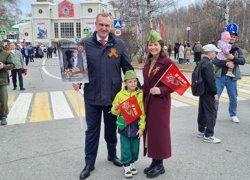 Губернатор Руслан Кухарук нес портрет деда — Иван Григорьевича Кухарука, который участвовал во взятии Берлина и штурме Рейхстага