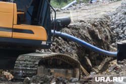 Экскаватор оказался затоплен в грязи и воде, на поверхности осталась только стрела