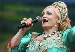 Надежда помогла другим артистам