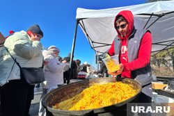 Горожане пробуют плов и блины на празднике