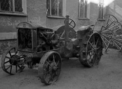 Трактор бросили в центре города за Вечным огнем