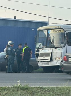 У автобуса повреждена передняя правая сторона