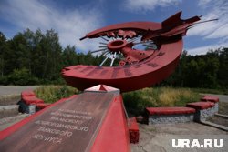 Традиционное возложение цветов к памятнику прошло днем