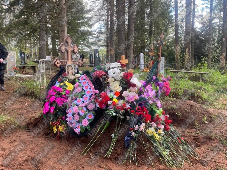 Надежду похоронили  рядом с могилами ее родственников. Последним к гробу подошел отец девушки. Он плакал и просил прощения за все