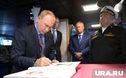 Владимир Путин оставил запись в книге почетных гостей корвета "Резкий"