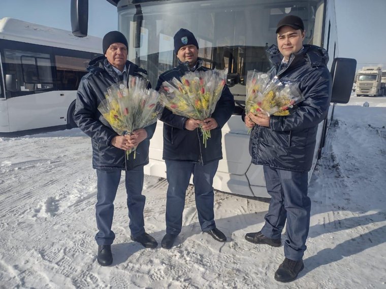 В Нижневартовске водители автобусов подарят женщинам тысячу тюльпанов