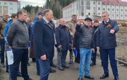 Губернатору ХМАО Кухаруку презентовали проект стелы в честь звания города