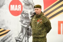 Участники СВО со сцены поблагодарили ветеранов Великой Отечественной и труженников тыла за стойкость