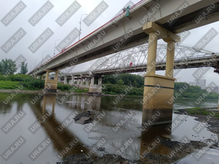 Река Тура в Тюмени обмелела настолько, что в центре видны островки