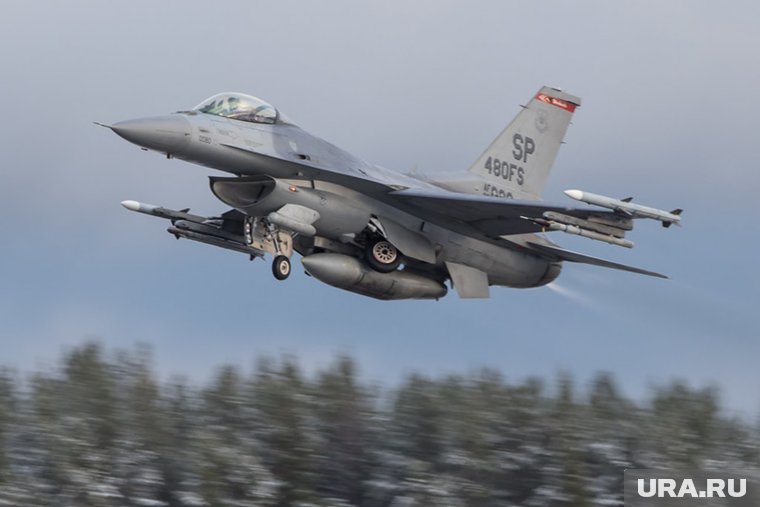 Истребитель F-16 имеет отличную маневренность