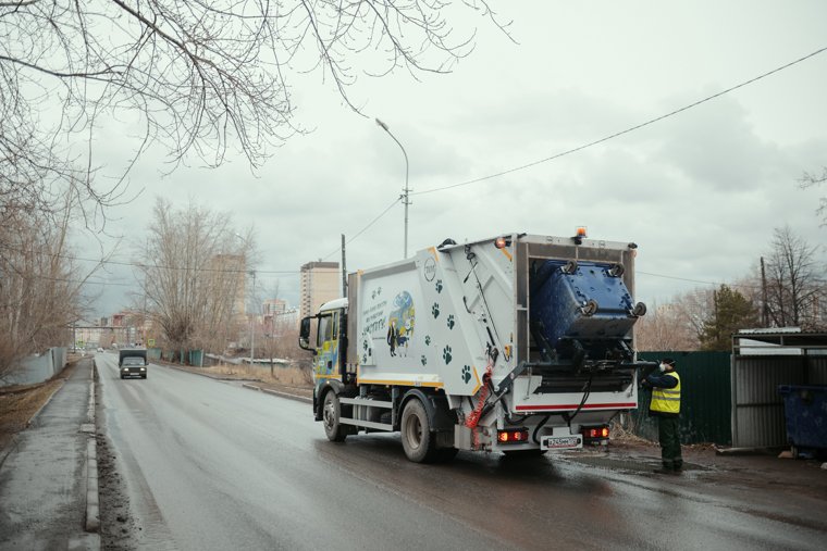 Современное оборудование позволяет очищать емкости прямо на контейнерной площадке