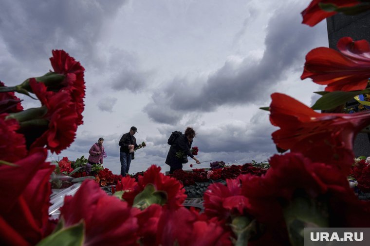 Украинцы пытались символично отметить День Победы даже за границей, несмотря на риски административного правонарушения