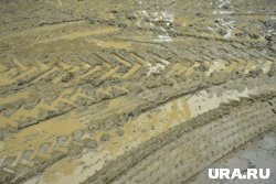 Родители с малышами не могут дойти до садика из-за грязи (архивное фото)