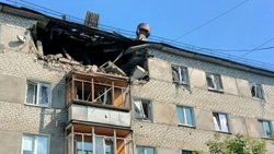 Врыв повредил балкон на пятом этаже и кровлю жилого дома