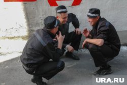 С осужденными в ХМАО психологи играют в карты. Метафорические  